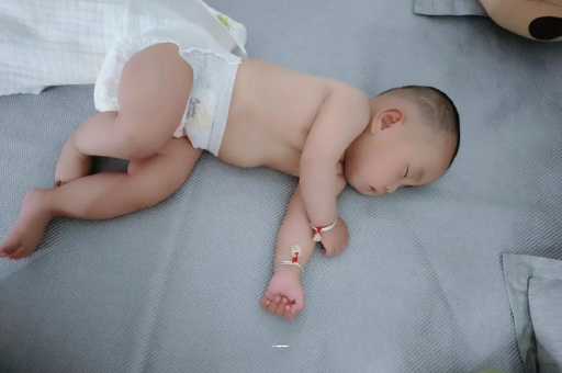 无为几个月宝宝会抬头